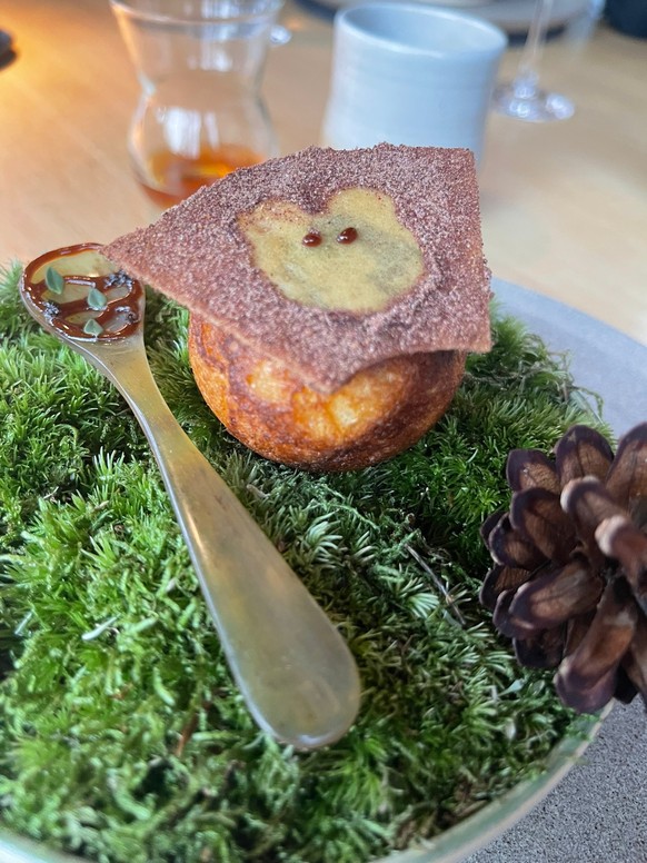 Cette boule adorable est moelleuse comme un câlin. A l'intérieur, de la viande d'ours. Il fallait ensuite lécher la cuillère de caramel salé.