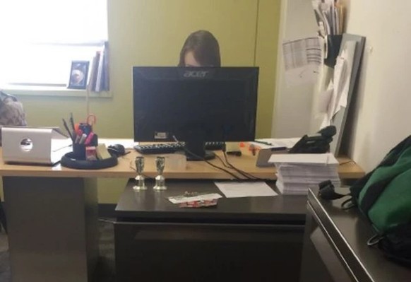Faule MItarbeiter im Büro: Karton Kopf an Bildschrim kleben