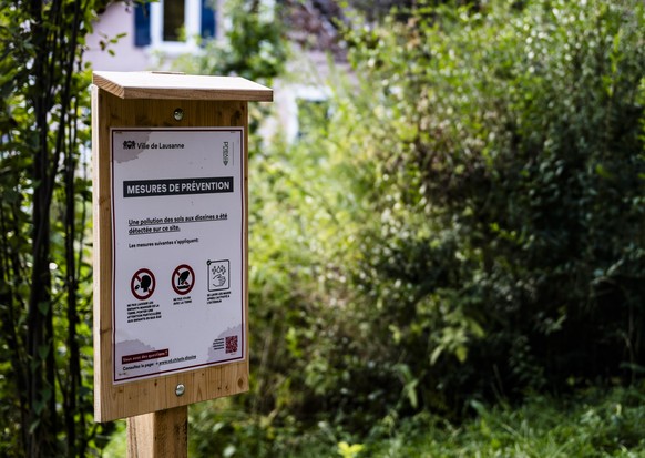 Une affiche de recommandations sanitaires est visible dans le parc du Devin pour illustrer une conference de presse sur les resultats de l&#039;etude d&#039;impregnation de la population lausannoise a ...