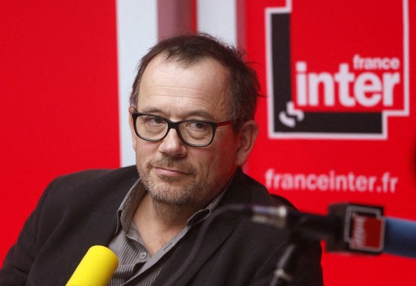 French journalist Thomas Legrand takes part in a news show of French radio station France-Inter on November 20, 2013 in Paris AFP PHOTO / PATRICK KOVARIK (Photo by PATRICK KOVARIK / AFP)