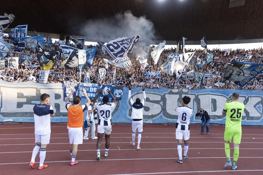 FCZ-Spieler feiern mit den Fans den Sieg im Fussball Meisterschaftsspiel der Swiss Super League zwischen Zuerich, FCZ, und Grasshopper Club Zuerich, GC, vom Samstag, 10. Mai 2025 in Stadion Letzigrund ...