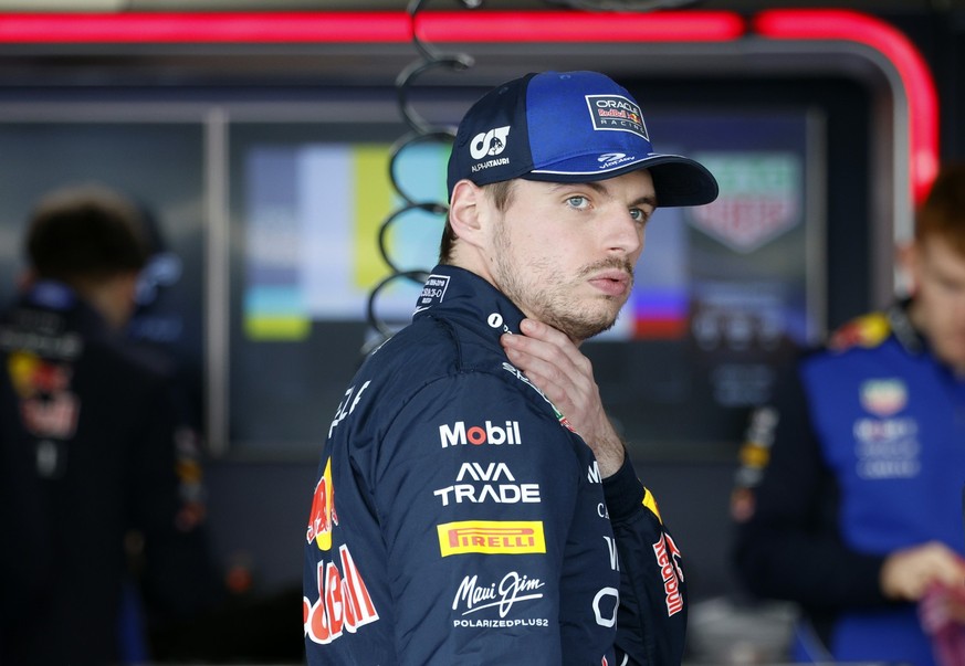 epa12850175 Red Bull Racing driver Max Verstappen of the Netherlands speaks with his teammates in the garage ahead of the Formula 1 Japanese Grand Prix at the Suzuka International Racing Course racetr ...