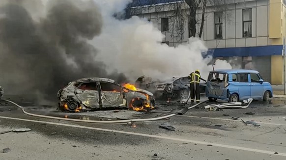 Des voitures en feu suite au bombardement du 30 décembre.