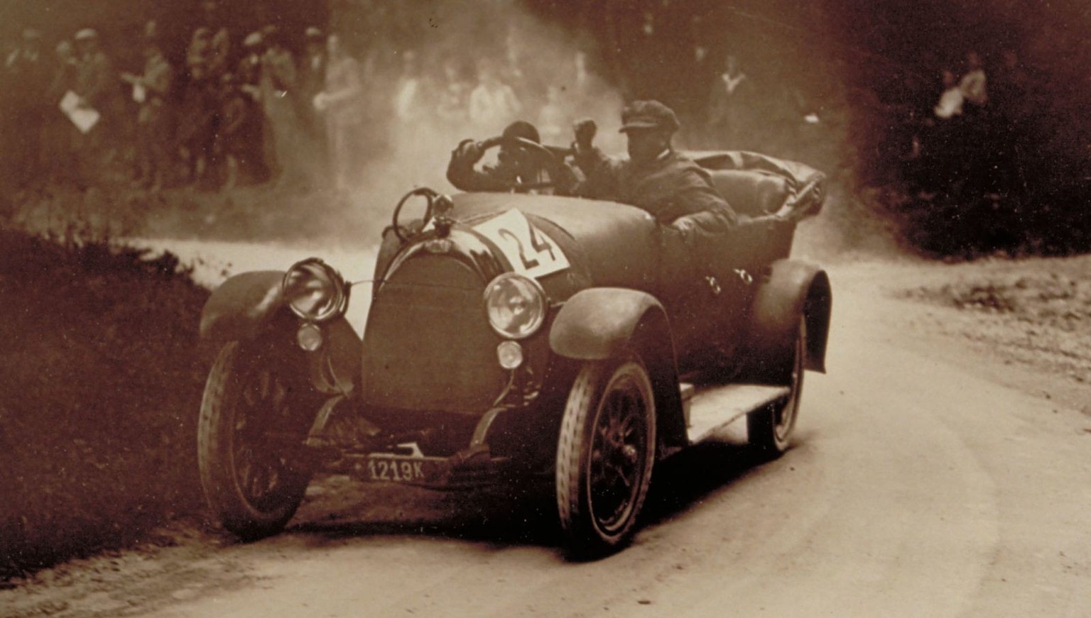 S/W-Abzug (Papier). Ein Rennauto in Fahrt um eine Kurve: Klausenrennen. Inhalt: Autorennen. Automobil. Klausenpass. Herstellung: Fotograf/-in zugeschrieben Wilhelm Dierks (1870 - 1941), Basel. Um 1922 ...