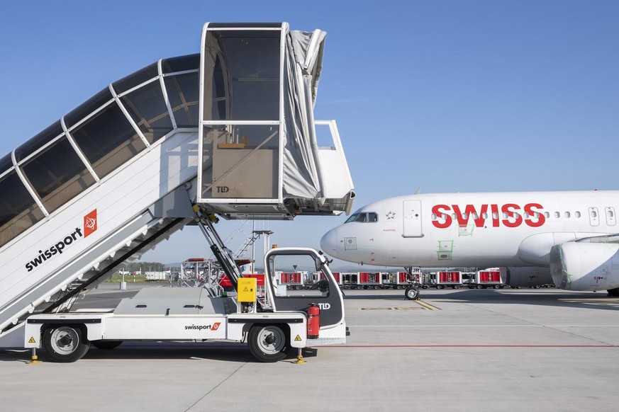 Parked planes of the airline Swiss at the airport in Zurich, Switzerland on Friday, 17 April 2020. The bigger part of the Swiss airplanes are not in use due to the outbreak of the coronavirus. (KEYSTO ...