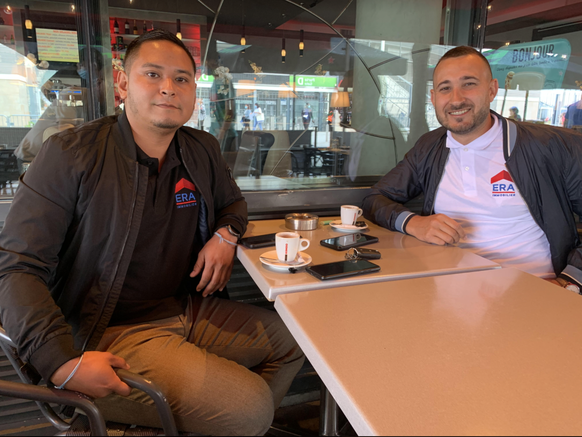 Dany et Léo (de gauche à droite) au café Events, face au Stade de France. Saint-Denis, 4 septembre 2021.