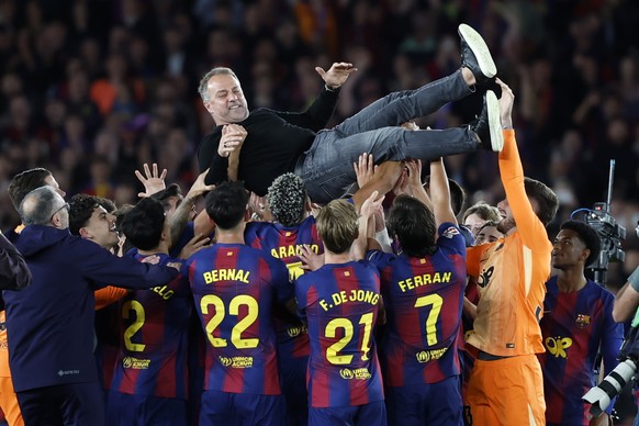 epaselect epa12946450 FC Barcelona's players and their head coach Hansi Flick (C) celebrate the 2025/2026 Spanish LaLiga Championship after winning the Spanish LaLiga soccer match between FC Barc ...
