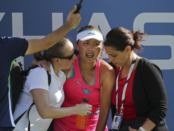 Peng Shuai sort en chaise roulante de sa demi-finale de l'US Open 2014.