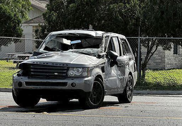 Le véhicule du conducteur après la collision mortelle près d'un arrêt de bus à Brownsville, au Texas, le 7 mai 2023.