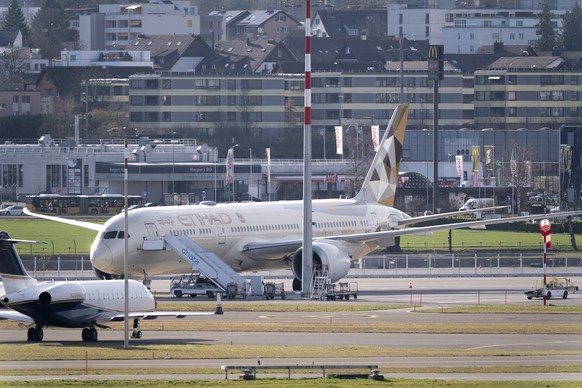 Eine Boeing 787-9 Dreamliner von Etihad steht auf einem Standplatz des Flughafens Zuerich, fotografiert am Dienstag, 3. Maerz 2026 in Kloten. (KEYSTONE/Gaetan Bally)