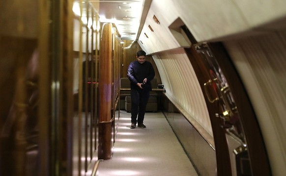 Arslan Kaipkulov, en pleine action, en 2018, dans l'avion présidentiel.