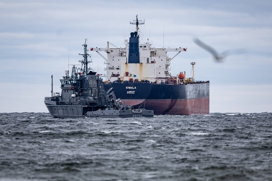 Ici, un pétrolier russe appartenant à la flotte fantôme immobilisé par les autorités estoniennes (le 11 avril 2025).