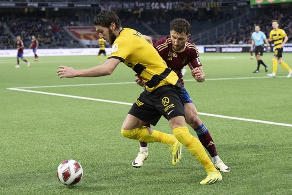 YB&#039;s Jaouen Hadjam, links, im Duell mit Servettes Miroslav Stevanovic im Fussball Meisterschaftsspiel der Super League zwischen den Berner Young Boys und Genf Servette FC, am Sonntag, 25. Februar ...