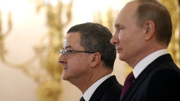 epa05851944 Russian President Vladimir Putin (R) and Swiss ambassador to Russia Yves Rossier (L) attend a credentials presenting ceremony at the Alexander Hall of the Grand Kremlin Palace in Moscow, R ...