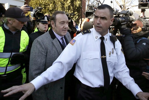L'acteur Kevin Spacey, au centre gauche, quitte le tribunal de district le lundi 7 janvier 2019 à Nantucket, Mass., après sa mise en accusation pour attentat à la pudeur et coups et blessures.