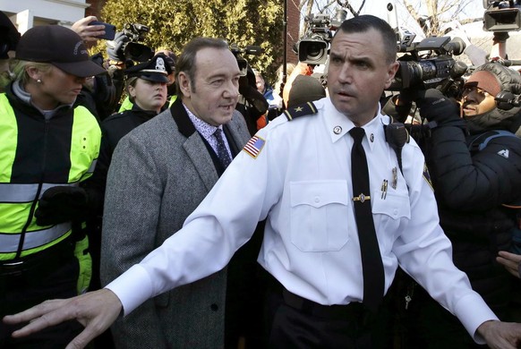 L&#039;acteur Kevin Spacey, au centre gauche, quitte le tribunal de district le lundi 7 janvier 2019 à Nantucket, Mass., après sa mise en accusation pour attentat à la pudeur et coups et blessures.