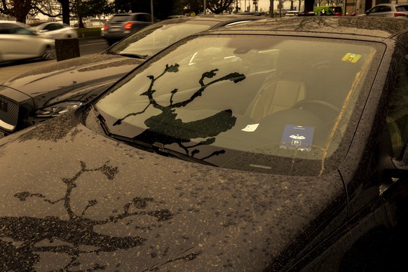 epa09826296 Cars are covered by Sahara sand as Sahara sand colours the sky in orange and creates a special light atmosphere, in Geneva, Switzerland, 15 March 2022. EPA/SALVATORE DI NOLFI