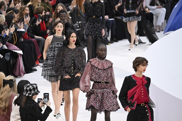 Le défilé Chanel Haute Couture Spring-Summer 2025 en images