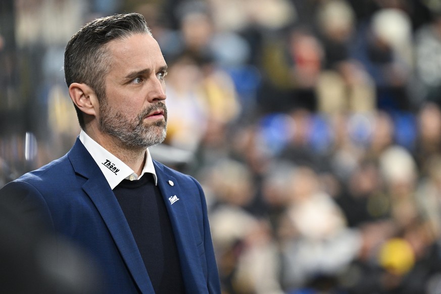 Head Coach Josh Holden (HCD) beim vierten Eishockey Playoff Halbfinalspiel der National League zwischen dem HC Davos und den ZSC Lions, am Samstag, 5. April 2025, in der zondacrypto-Arena in Davos. .
