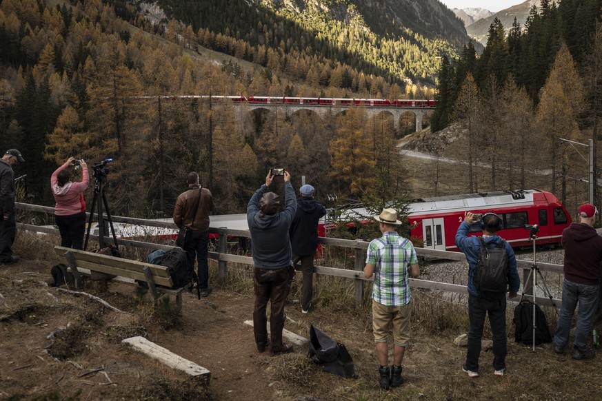 Un wagon devant les yeux des spectateurs, d'autres wagons encore de l'autre côté du pont: oui, il s'agit bien du même train.