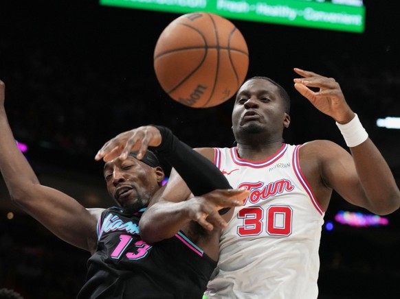 Capela (à droite) et les Rockets ont souffert face à Bam Adebayo (à gauche) samedi à Miami