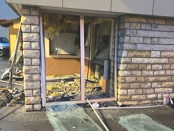 Une attaque à l&#039;explosif a visé un bancomat de la BCN à La Brévine (NE).