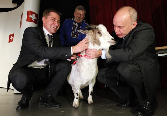 Bundesrat Ueli Maurer, rechts, und SVP Parteipraesident Toni Brunner,links, und der Bauer Ernst Schibli posieren mit dem Geissbock Zottel, mitte, anlaesslich der SVP Delegiertenversammlung vom Samstag ...