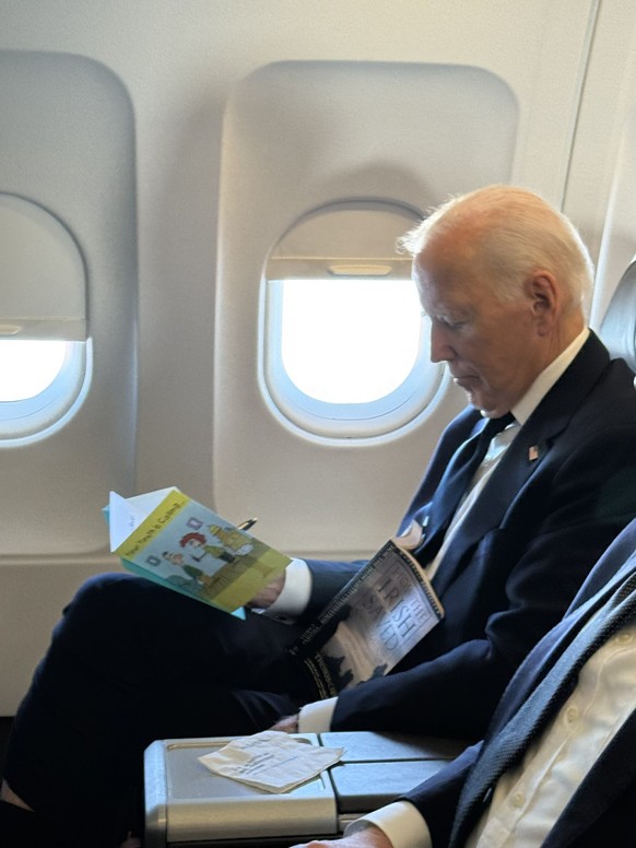 Joe Biden, en juin dernier, photographié par une passagère en train de signer la carte d'anniversaire de sa fille.