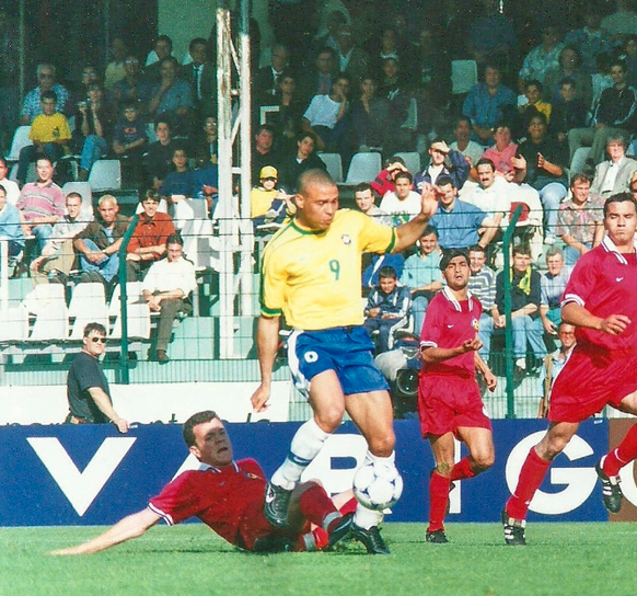 Ildefons Lima taclant la légende brésilienne Ronaldo, lors d'un match amical perdu 3-0 en juin 1998.