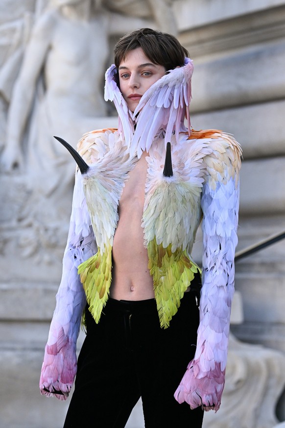 Emma Corrin arrives for the Schiaparelli Haute Couture Fall/Winter 2026-2027 Women's collection presented in Paris, Monday, July 6, 2026. (AP Photo/Emma Da Silva)
Emma Corrin