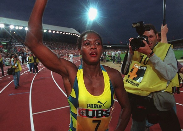 Jamaican Merlene Ottey jubilates on her round of honor after winning the 100 meters finals at the Athletics meeting in Zurich, August 14,1996, ahead of Americans Gwen Torrence and Olympic winner Gail  ...