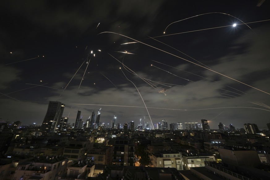 KEYPIX - The Israeli Iron Dome air defense system fires to intercept missiles during an Iranian attack over Tel Aviv, Israel, Sunday, June 15, 2025. (AP Photo/Leo Correa)