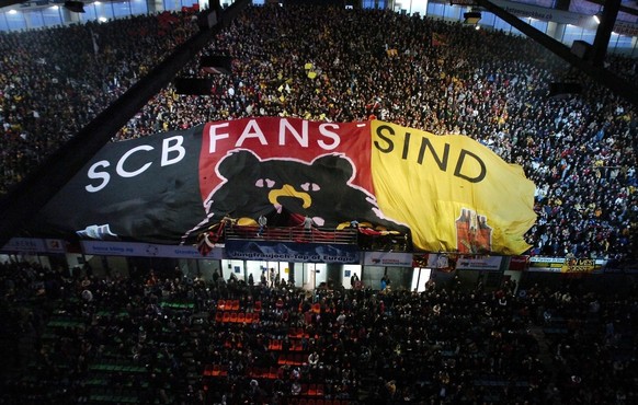 Die Berner Fans stehen in der grossen Stehrampe, in der 4. Runde des Eishockeyplayoff-Final zwischen dem SC Bern und dem HC Davos am Dienstag, 3. April 2007 in der Bern Arena in Bern . (KEYSTONE/PHOTO ...