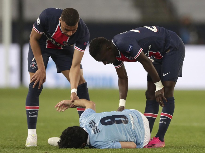 PSG&#039;s Kylian Mbappe, left, and PSG&#039;s Idrissa Gueye, right, check on Manchester City&#039;s Ilkay Gundogan during the Champions League semifinal first leg soccer match between Paris Saint Ger ...