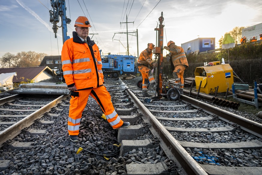 Vincent Ducrot, directeur general des CFF, visite le chantier suite a un affaissement survenu en bordure de voie le jeudi 11 novembre 2021 a Tolochenaz. La ligne CFF entre Lausanne et Geneve est inter ...