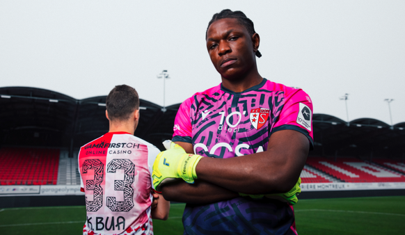 Timothy Fayulu (à droite) et Kevin Bua avec les nouvelles tuniques.