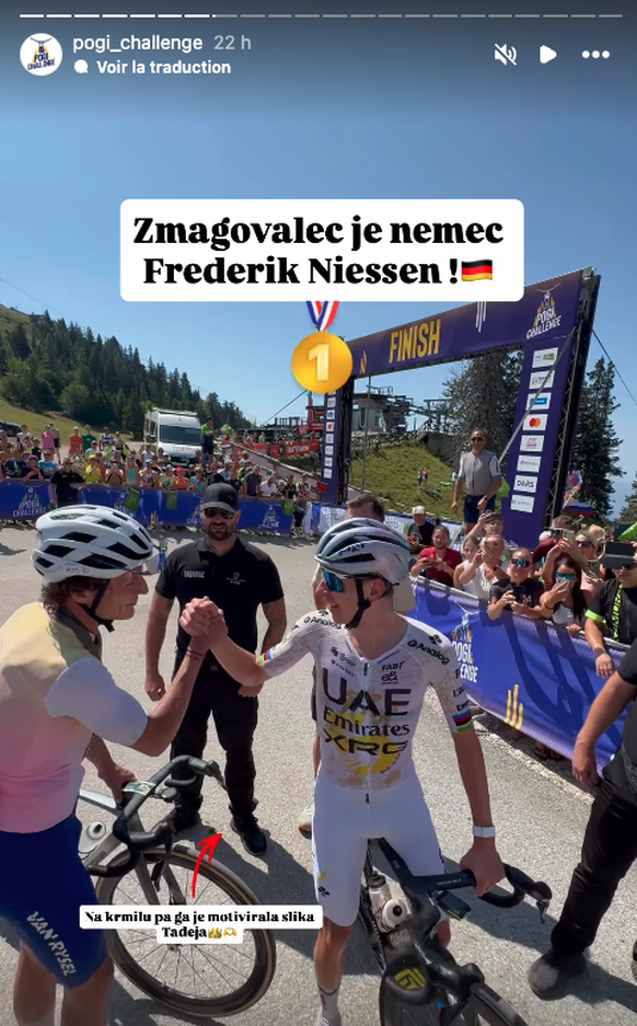 Tadej Pogacar (à droite) félicite Frederik Niessen à l'arrivée.
