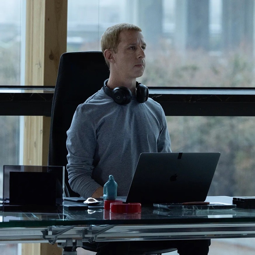Jeremy Strong dans le rôle de Mark Zuckerberg dans The Social Reckoning.