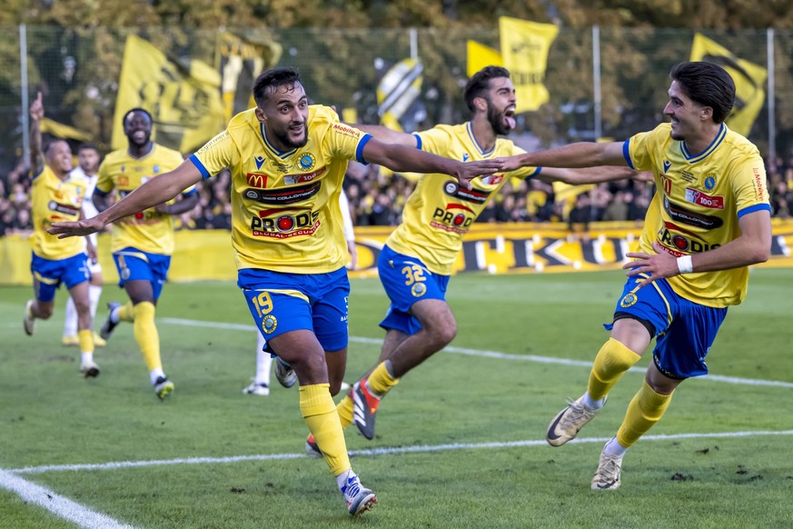 L&#039;attaquant du Vevey Chaibi Mohamed-Salah, gauche, le defenseur du Vevey Filip Zuvic, centre, l&#039;attaquant du Vevey Hajdar Munishi, droite, laissent éclater leur joie apres avoir egalise 2:2, ...