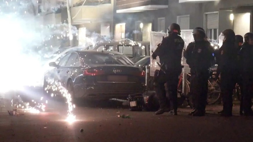 Polizeibeamte im Einsatz an Silvester 2022: Nach den Krawallen zum Jahreswechsel wurden über 100 Strafverfahren eingeleitet