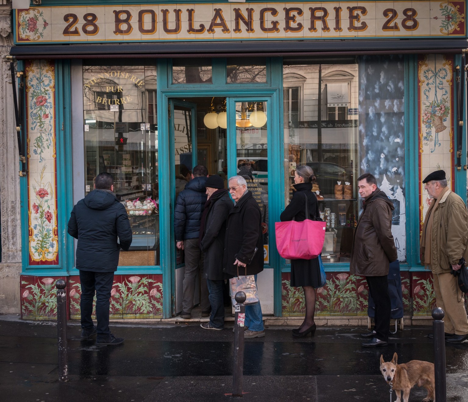 Paris, France, 2013: faire la queue devant une boulangerie fait partie du paysage urbain. Surtout devant celle qui remporte le «Grand Prix de la baguette». Elle obtient alors le privilège de fournir l ...