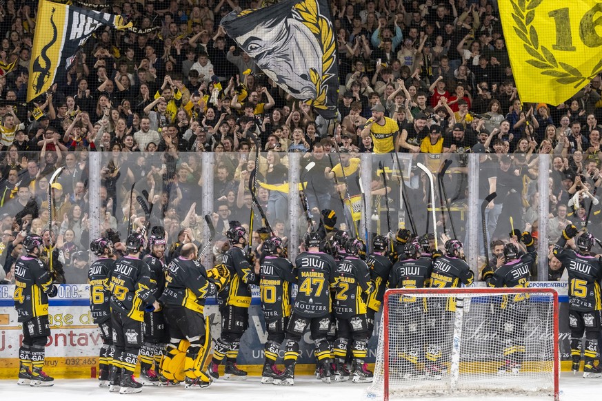 Ajoies Spieler freuen sich mit den Fans nach dem gewonnenen fuenften Spiel der League Qualification der Eishockey National League zwischen dem HC Ajoie und dem EHC Visp in der Raiffeisen Arena in Porr ...