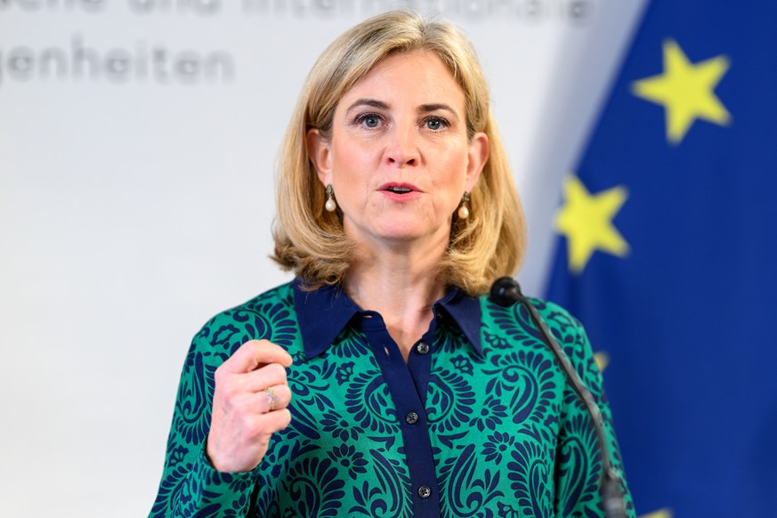 epa12229029 Austrian Minister of Foreign Affairs Beate Meinl-Reisinger speaks during a press conference in Vienna, Austria, 10 July 2025. This marks the first visit to Vienna by Israeli Foreign Minist ...