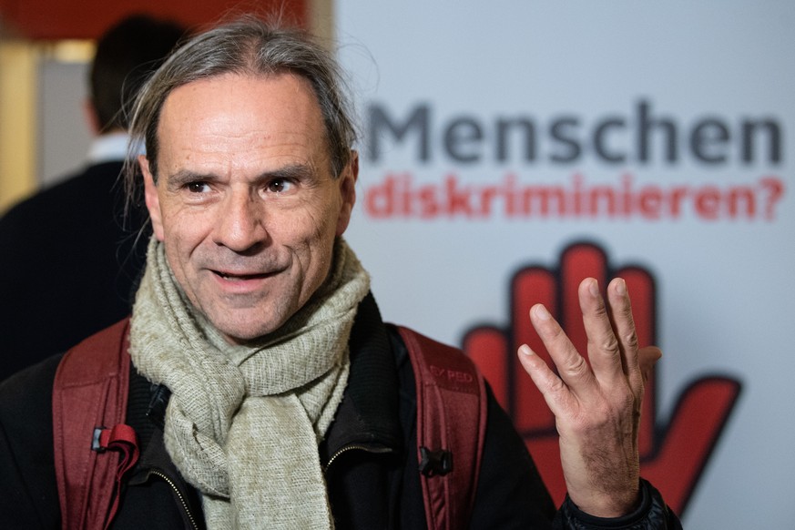 Werner Boxler, von den Freunden der Verfassung, spricht zur Abstimmung zum Covid Gesetz, am Sonntag, 28. November 2021, in Buempliz. (KEYSTONE/Peter Schneider)