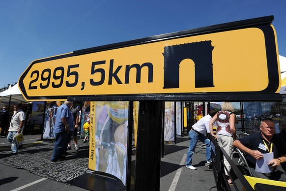 Bildnummer: 06143460 Datum: 07.07.2010 Copyright: imago/PanoramiC
Tour de France 2010 - Etappe 4 - 07.07.2010 - Cambrai / Reims: Noch 2995,5 km bis zum Triumphbogen in Paris - - XPhotoNewsX PUBLICATIO ...