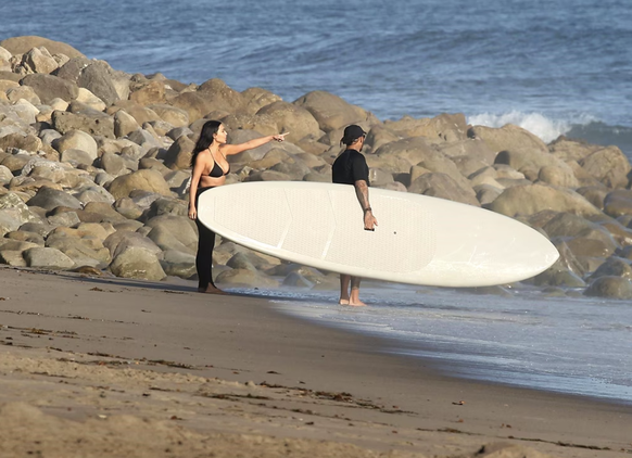 «...Et là bas, c'est où j'ai perdu ma boucle d'oreille à 75 000 boules. Tu la verras peut-être...»