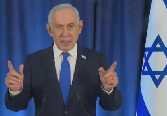 Le fameux doigt en trop, sur la gauche de l'image.