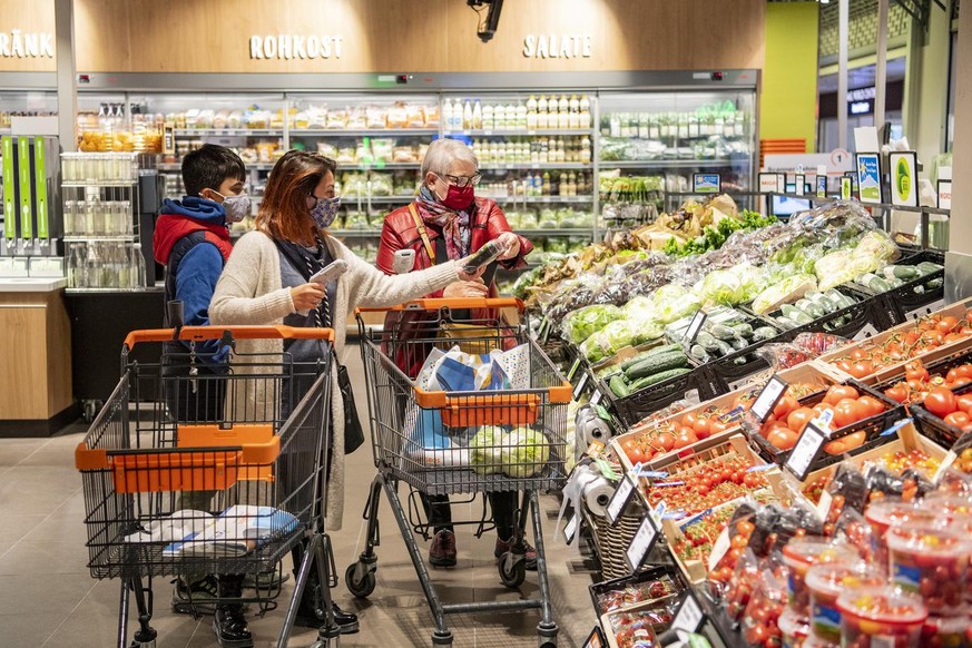 Eine Familie beim Einkaufen im Migros Lebensmittelladen anlaesslich der Wiedereroeffnung des Hertizentrums mit 17 Geschaeften, am Donnerstag, 15. Oktober 2020, in Zug. Im Kanton Zug besteht seit letzt ...