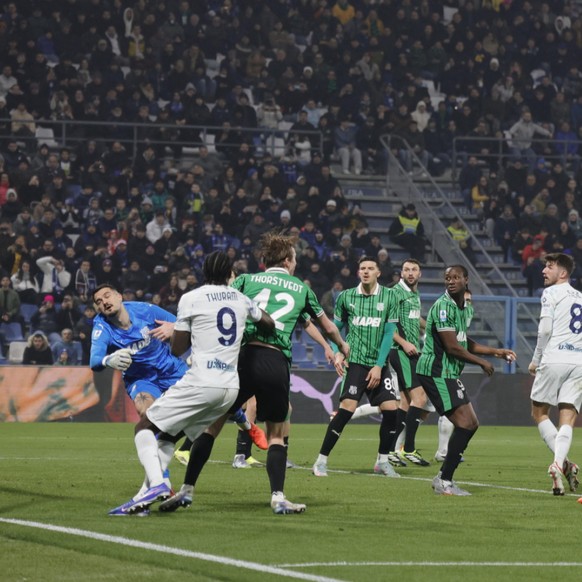 Akanji (à droite) marque son premier but en Serie A