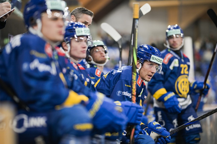 Adam Tambellini (HCD), rechts, und Team im Eishockey Spiel der National League zwischen dem HC Davos, HCD, und den Rapperswil-Jona Lakers, SCRJ, am Freitag, 28. November 2025, in der zondacrypto-Arena ...